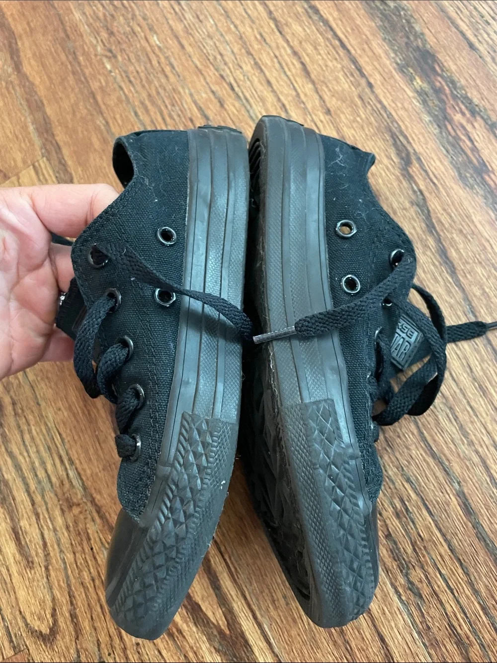 Converse black low